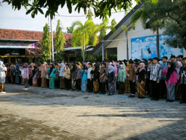 UPACARA PERINGATAN HARI KARTINI UPT SMP NEGERI 2 TUBAN